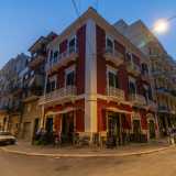 Mentre sulla sinistra, ai piedi di un palazzotto rosso, si trova la vineria �Mad�: segno che l�Umbertino con i suoi locali della movida � vicino 